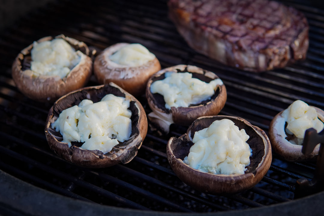 Okäse am Knister Grill: Gefüllte Champignons mit Steak vom Grill