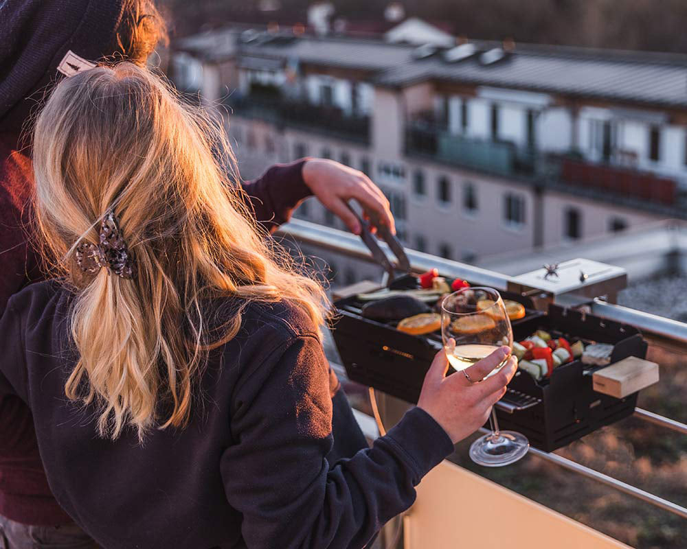 Grillen mit dem Knister Grill am Balkon in der Stadt