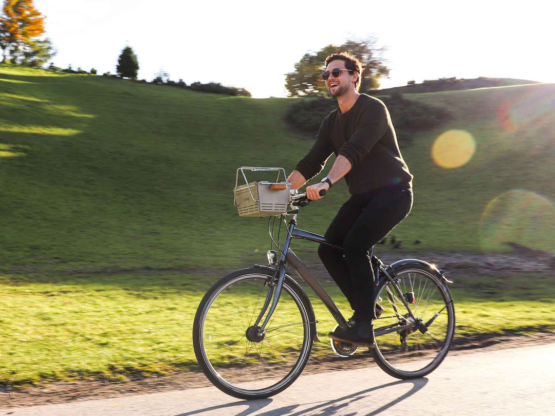 Radtour mit dem am Lenker befestigten Knister Grill