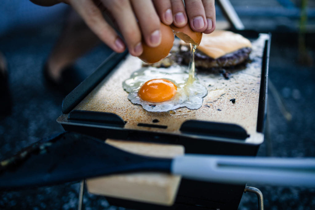 Spiegeleier braten auf Knister Plancha Platte