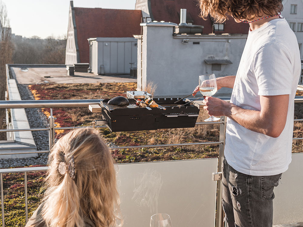Der Balkongrill ist sehr klein, und kann auch als gasgrill sehr einfach als holzkohlegrill betrieben werden. Als Balkongrill ist der Grill einfach der beste. Der Gasgrill kann auch gut als Campinggrill genutzt werden. Der Grill ist faltbar und sehr klein.