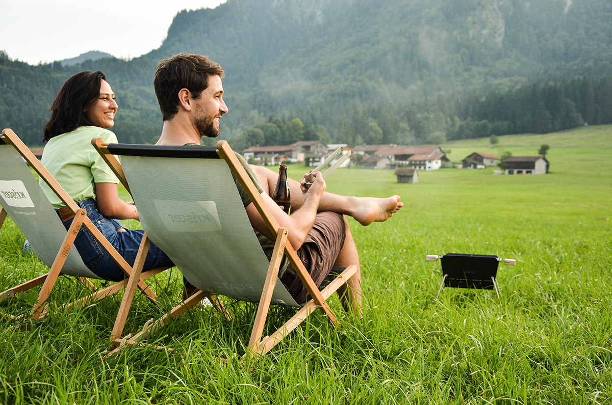 Der Knister Grill ist klein und faltbar. Er ist als kleiner Gasgrill verfügbar, aber auch als Holzkohle Grill betreibbar. Der faltbare Gasgrill ist gut für den Transport geeignet. Er kann als kleiner CampingGrill genutzt werden oderals kleiner Balkongrill