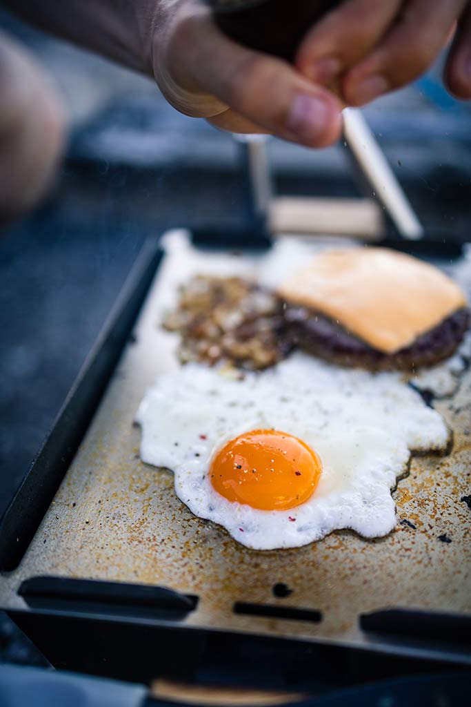 Spiegelei-Burger mit karamellisierten Zwiebeln - Knister Grill